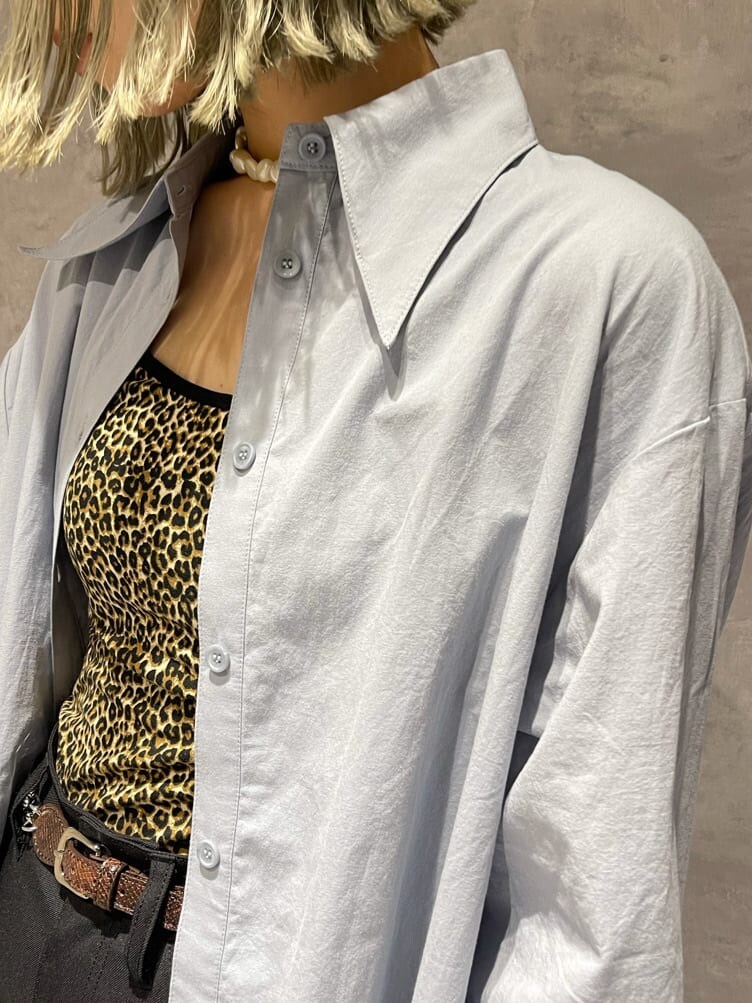 ブラック系のデニムパンツ、グレー系のシャツワンピース、その他のキャミソールを着用したレディースの秋コーディネートの7枚目の写真