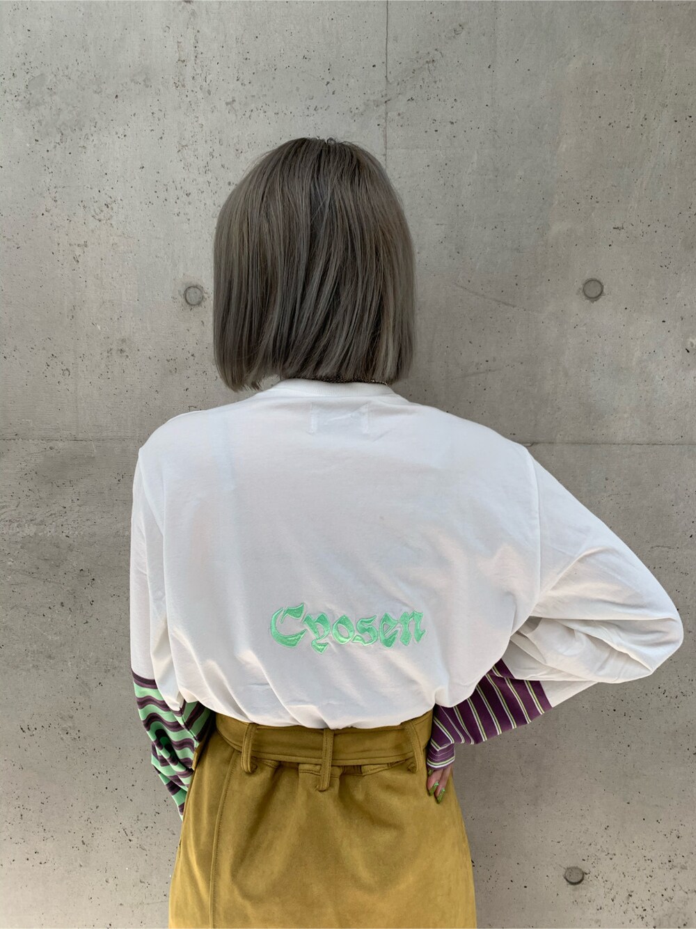 イエロー系のスカート、ホワイト系のTシャツ/カットソーを着用したレディースの夏コーディネートの3枚目の写真