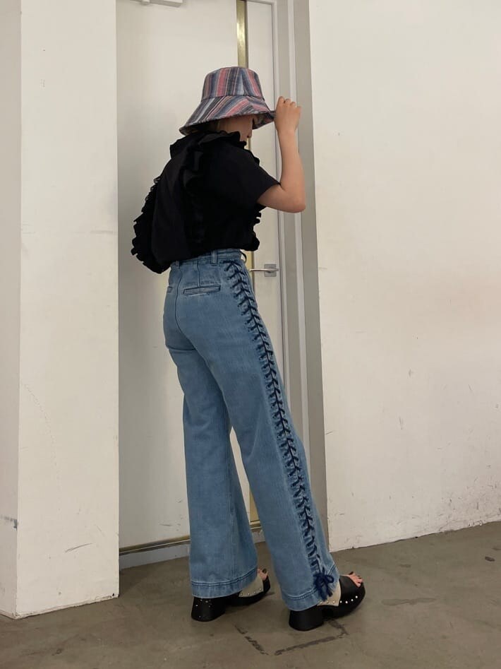 ブラック系のシャツ/ブラウス、ブラック系のサンダル、ブルー系のデニムパンツを着用したレディースの春コーディネートの3枚目の写真