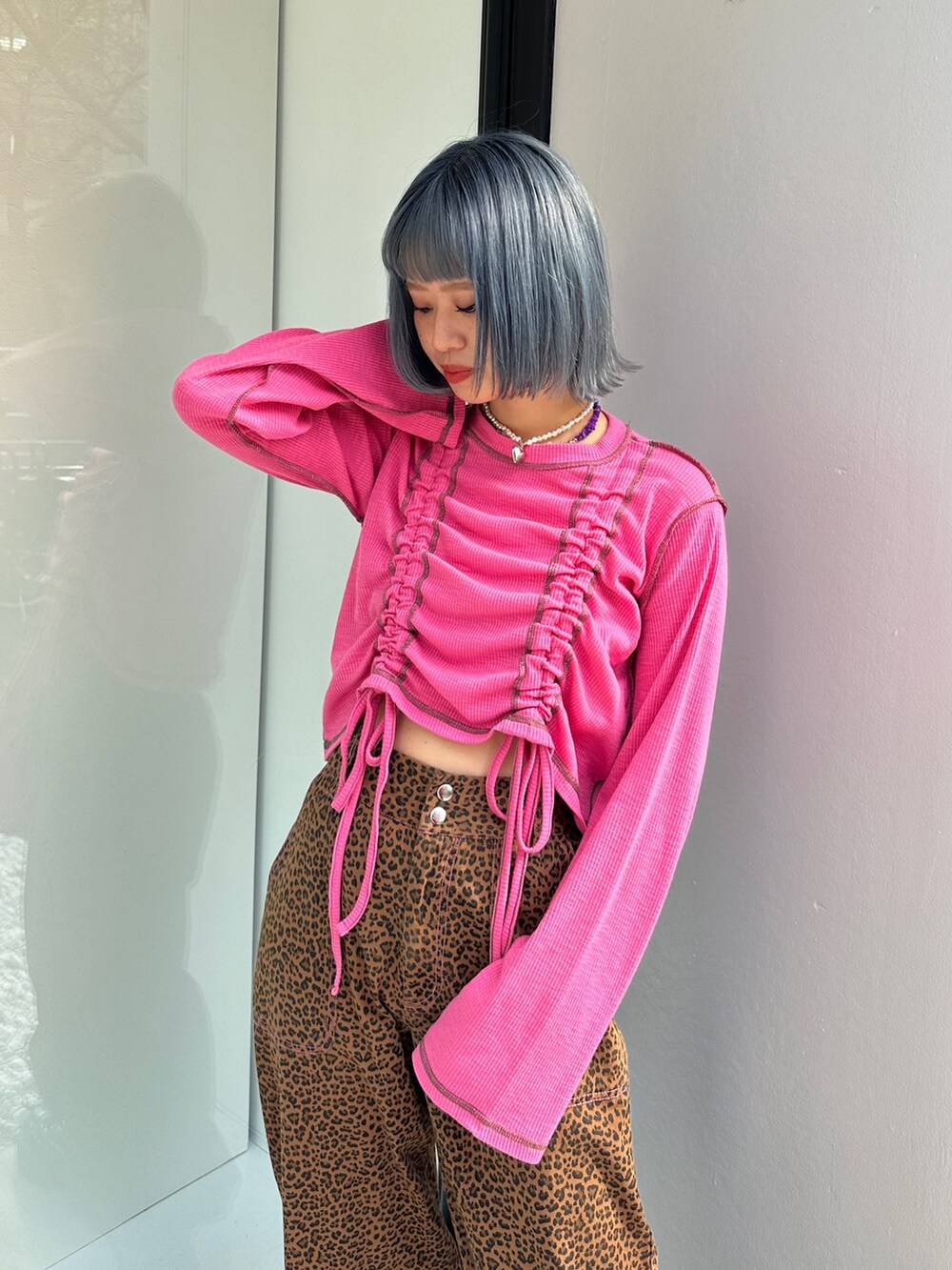 ピンク系のTシャツ/カットソー、ベージュ系のその他パンツ、ブラック系のその他シューズを着用したレディースの春コーディネートの6枚目の写真