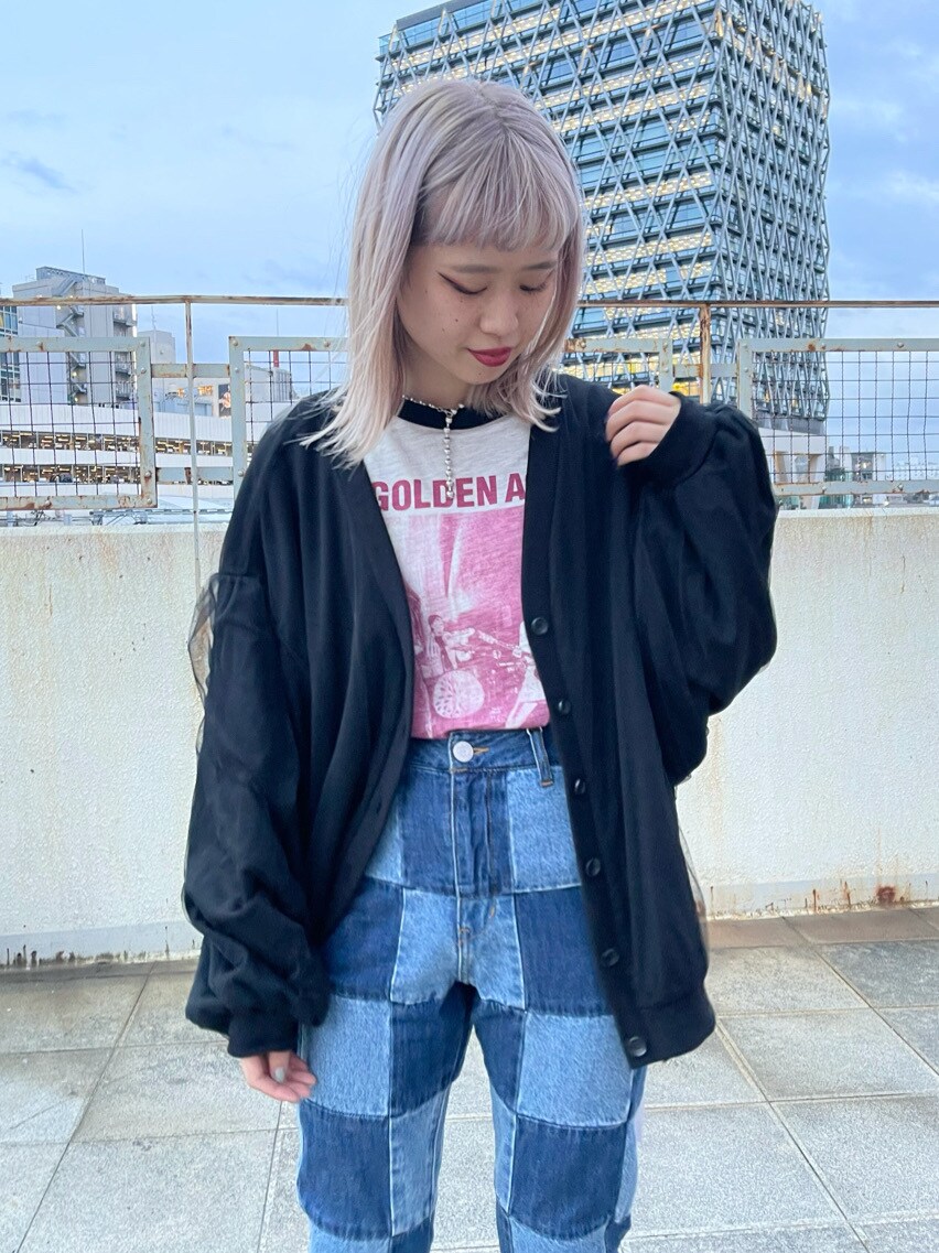 ホワイト系のTシャツ/カットソー、ブルー系のデニムパンツ、ブラック系のカーディガン/ボレロを着用したレディースの春コーディネートの3枚目の写真