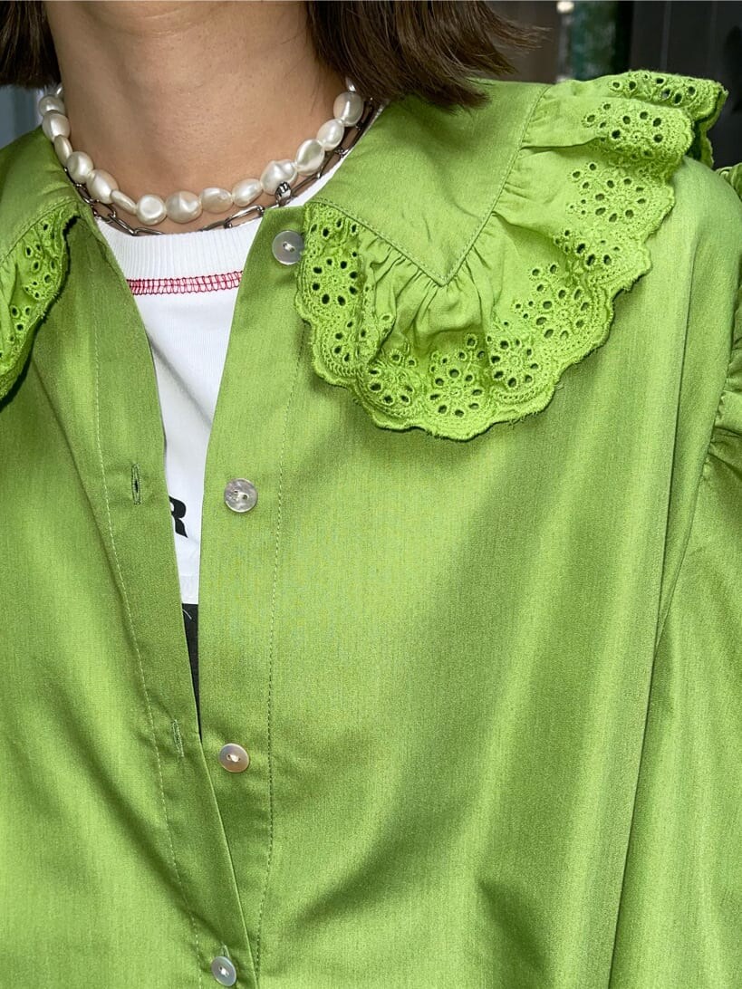 グリーン系のシャツ/ブラウス、ブラック系のデニムジャケットを着用したレディースの秋コーディネートの7枚目の写真