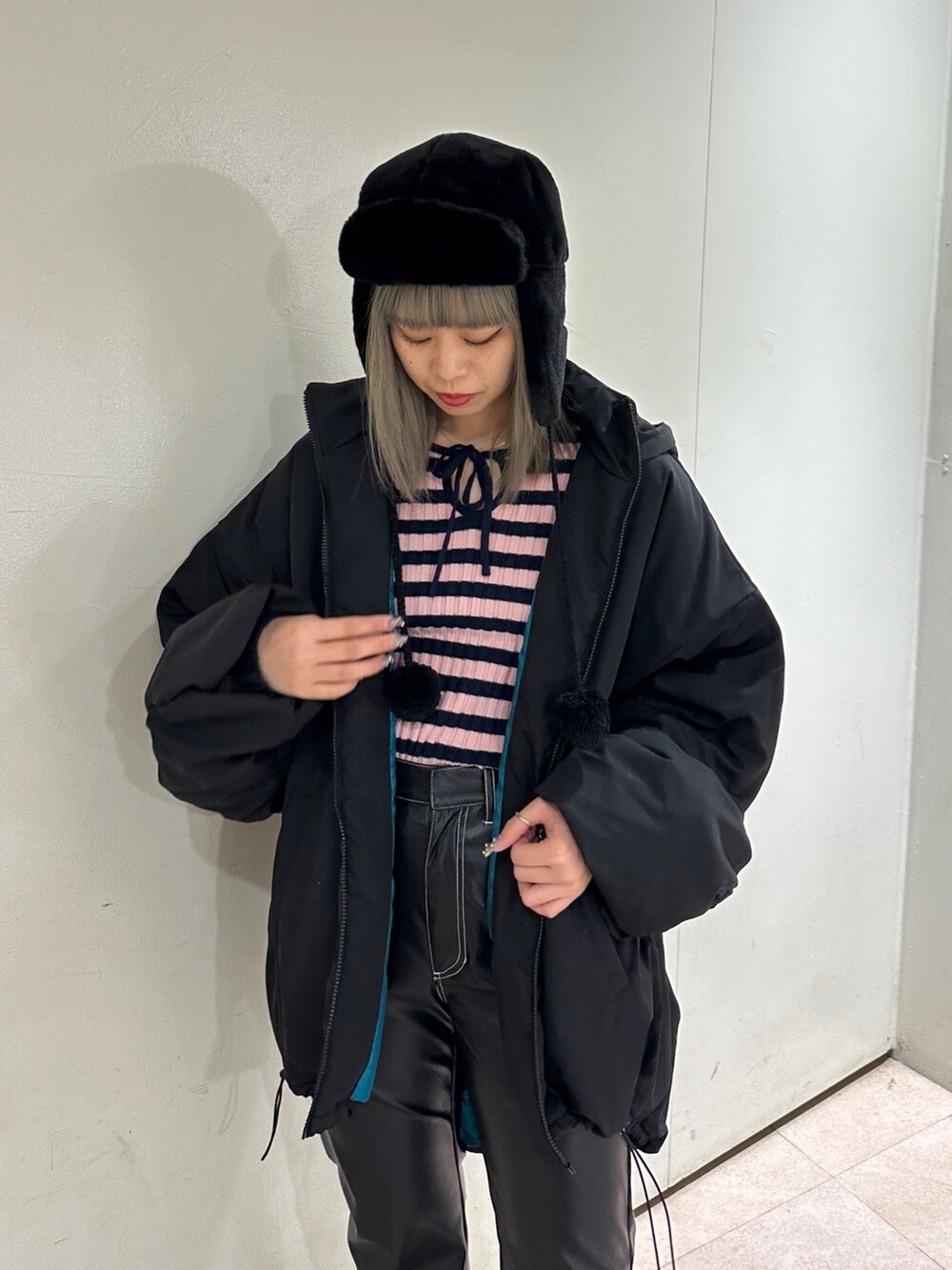 ブラック系のその他パンツ、ブラック系のその他アウター、ピンク系のニット/セーターを着用したレディースの冬コーディネートの6枚目の写真