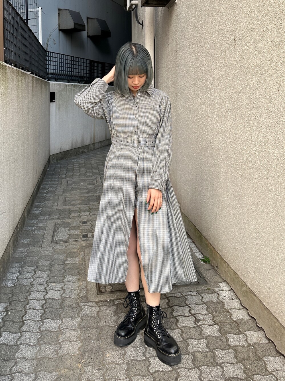 ホワイト系のワンピース、ブラック系のその他シューズを着用したレディースの冬コーディネートの2枚目の写真