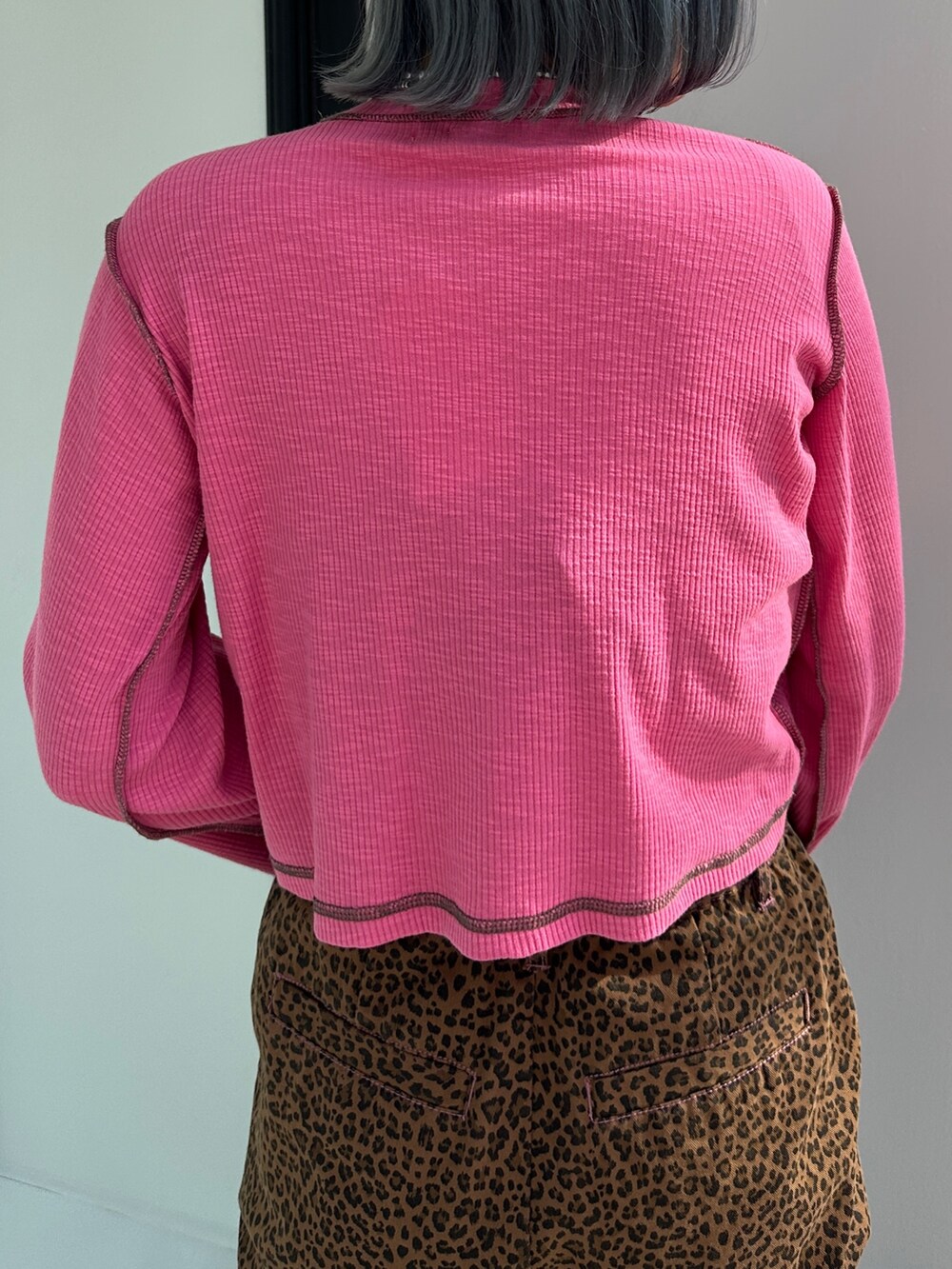 ピンク系のTシャツ/カットソー、ベージュ系のその他パンツ、ブラック系のその他シューズを着用したレディースの春コーディネートの10枚目の写真