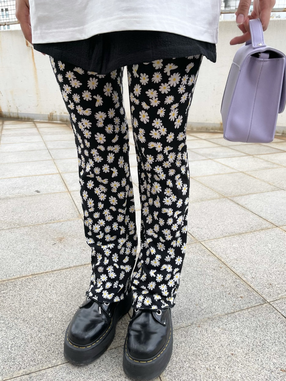 ブラック系のワンピース、ホワイト系のTシャツ/カットソー、パープル系のショルダーバッグを着用したレディースの夏コーディネートの7枚目の写真