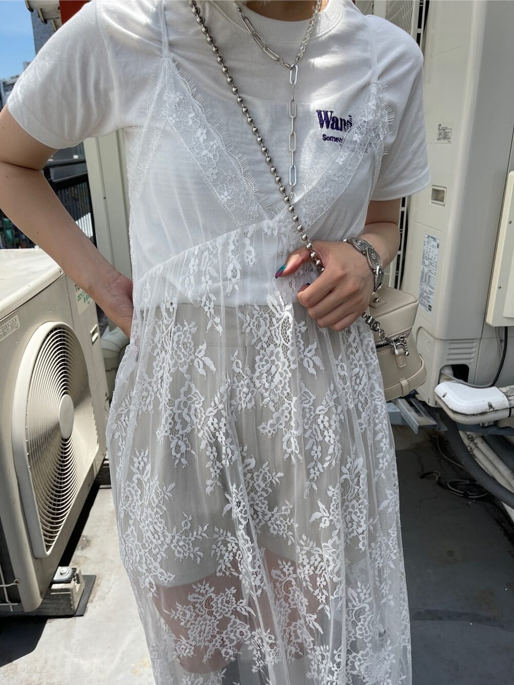 ホワイト系のその他パンツ、ホワイト系のショルダーバッグ、ホワイト系のTシャツ/カットソーを着用したレディースの夏コーディネートの4枚目の写真