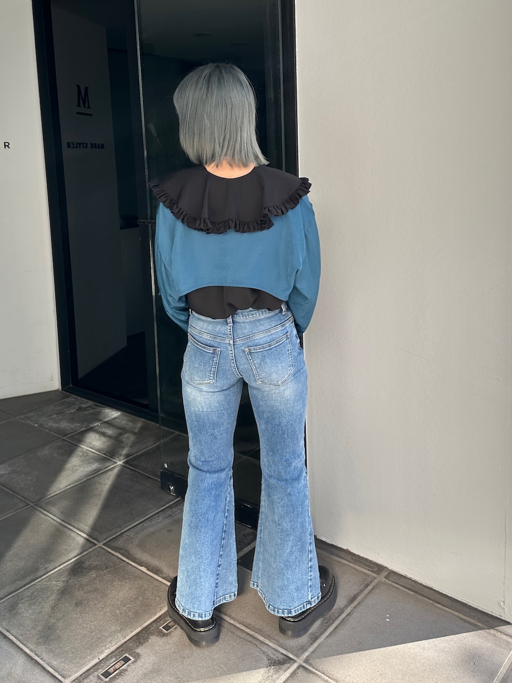 ブラック系のシャツ/ブラウス、ブルー系のMA-1、ブルー系のデニムパンツを着用したレディースの冬コーディネートの3枚目の写真