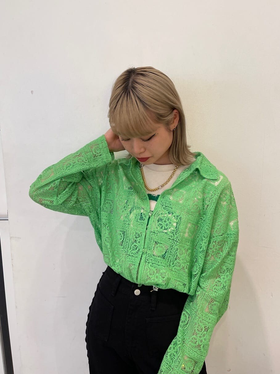 グリーン系のシャツ/ブラウス、ブラック系のデニムパンツ、ホワイト系のTシャツ/カットソーを着用したレディースの春コーディネートの5枚目の写真