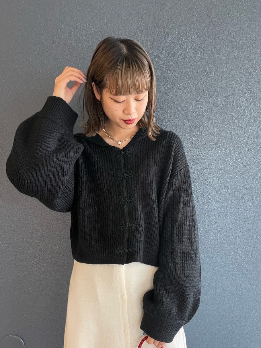 ブラック系のショルダーバッグ、ホワイト系のワンピース、ブラック系のニット/セーターを着用したレディースの秋コーディネートの5枚目の写真