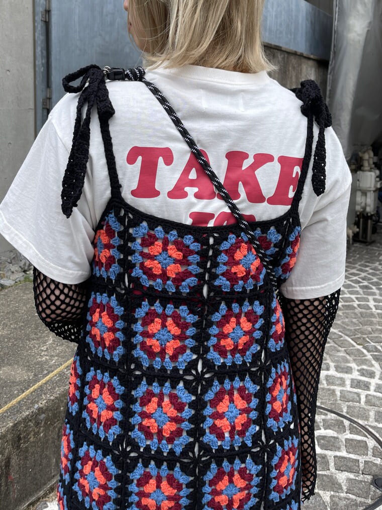 ブラック系のデニムパンツ、ブラック系のTシャツ/カットソー、ブラック系のキャミソールを着用したレディースの春コーディネートの7枚目の写真