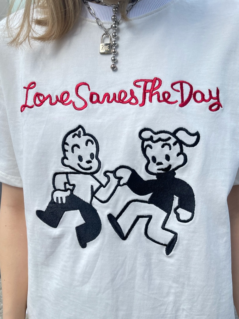 グリーン系のTシャツ/カットソー、ホワイト系のTシャツ/カットソーを着用したレディースの春コーディネートの5枚目の写真