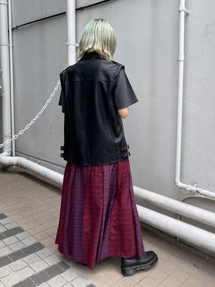 ブラック系のブーツ、レッド系のスカート、ブラック系のTシャツ/カットソーを着用したレディースの夏コーディネートの4枚目の写真