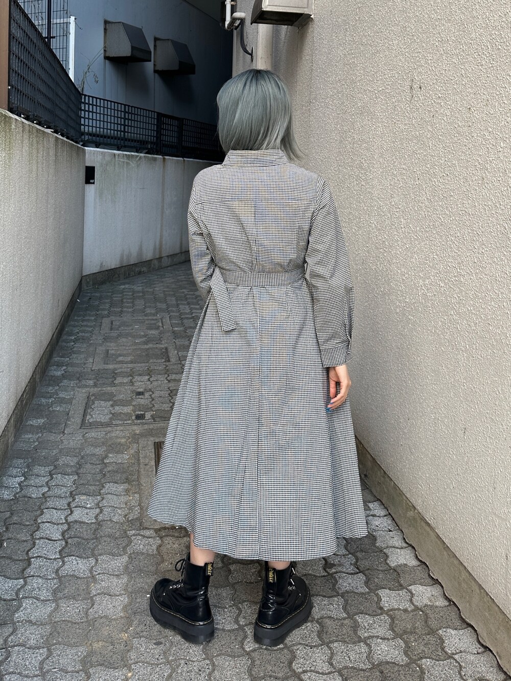 ホワイト系のワンピース、ブラック系のその他シューズを着用したレディースの冬コーディネートの3枚目の写真