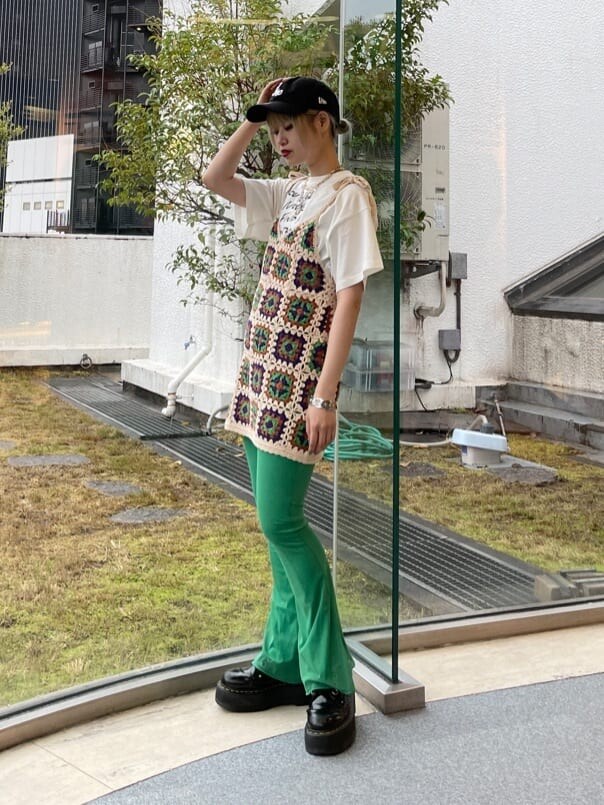 グリーン系のその他パンツ、ベージュ系のニット/セーター、ホワイト系のTシャツ/カットソーを着用したレディースの春コーディネートの2枚目の写真