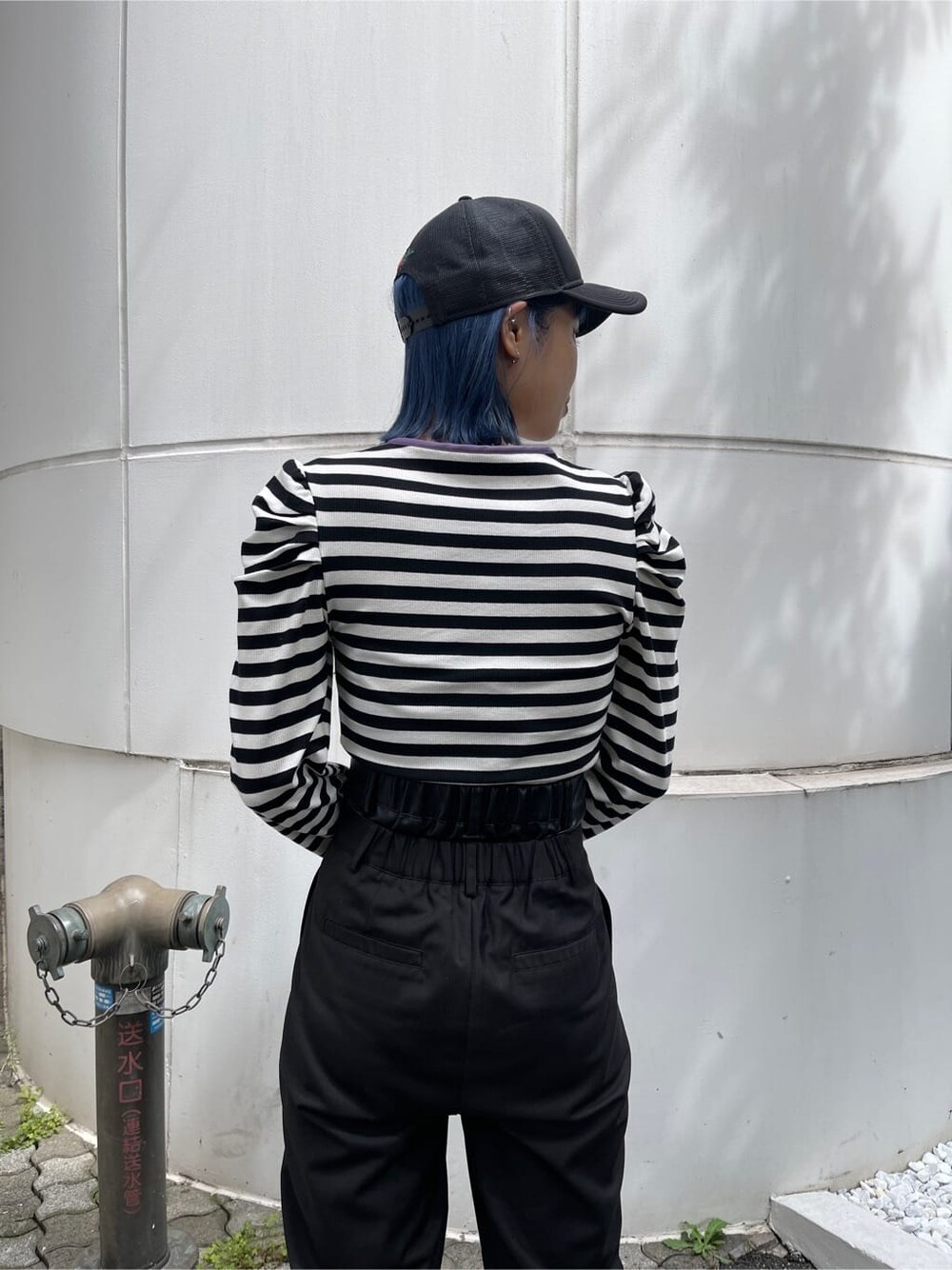 ブラック系のブーツ、ブラック系のその他パンツ、ホワイト系のTシャツ/カットソーを着用したレディースの秋コーディネートの10枚目の写真