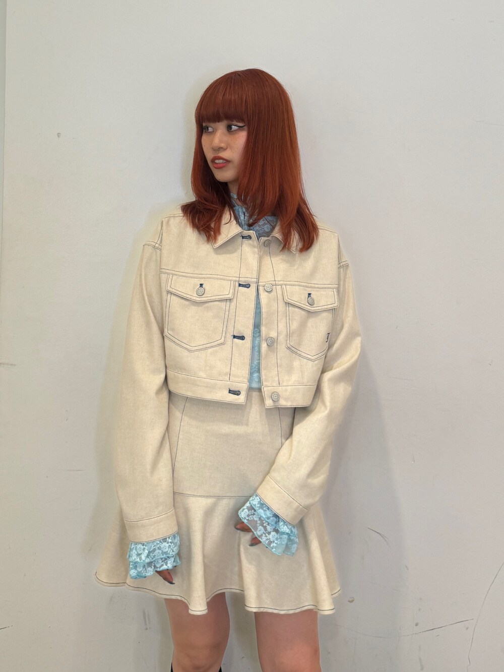 ホワイト系のワンピース、ブルー系のTシャツ/カットソー、ブラック系のブーツを着用したレディースの夏コーディネートの6枚目の写真