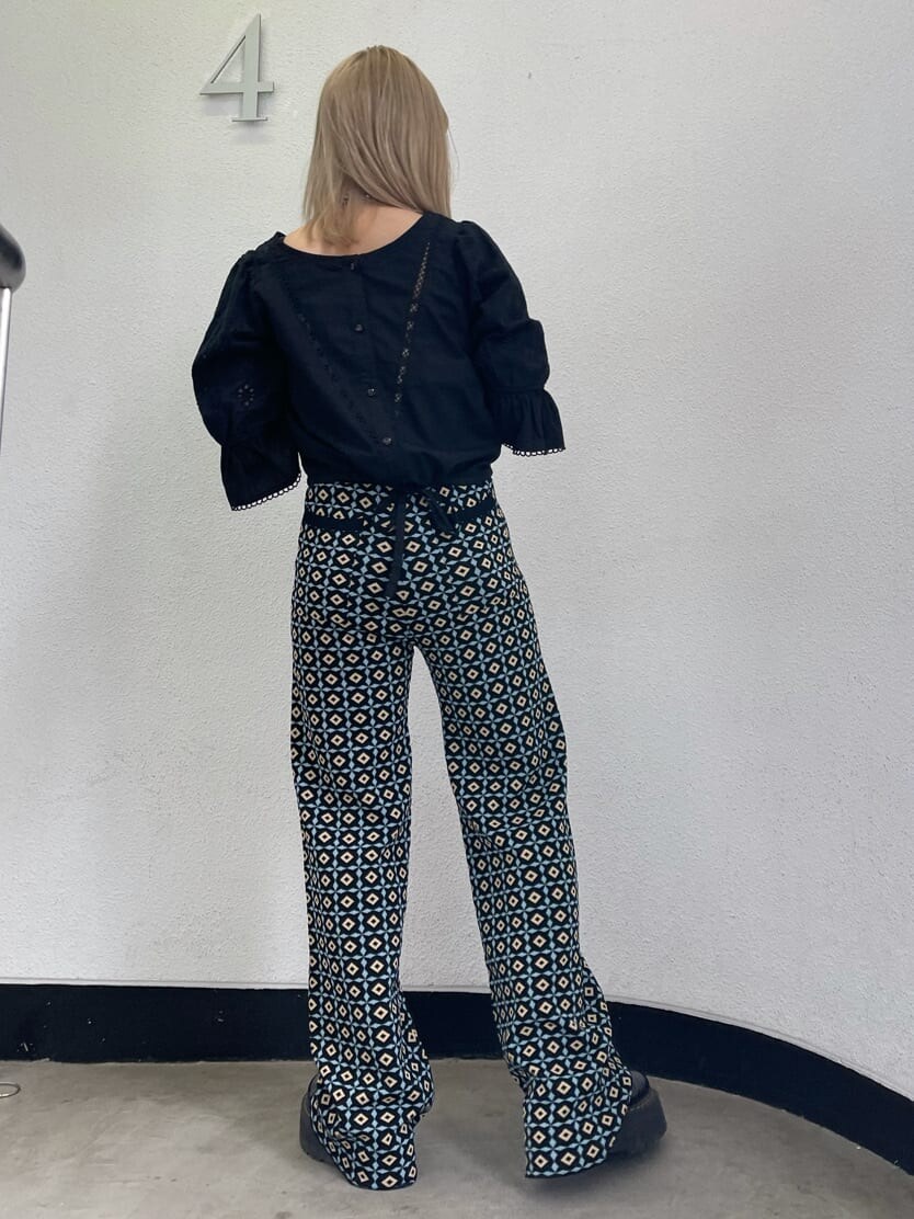 ブラック系のシャツ/ブラウス、ブラック系のその他パンツを着用したレディースの夏コーディネートの3枚目の写真