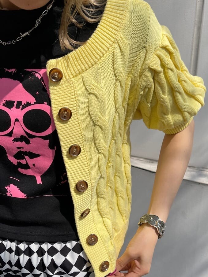 イエロー系のニット/セーター、その他のその他パンツ、ブラック系のTシャツ/カットソーを着用したレディースの春コーディネートの7枚目の写真