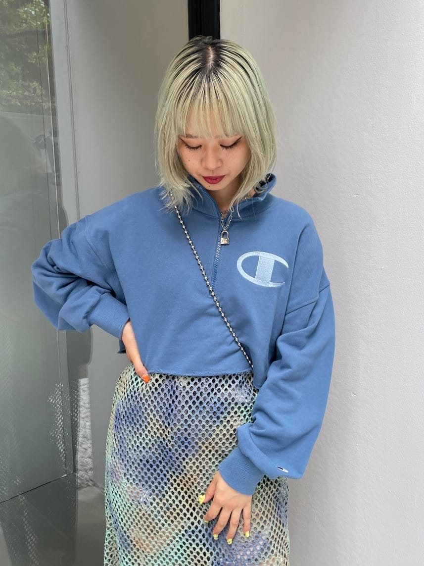 グリーン系のワンピース、ブルー系のスウェットを着用したレディースの秋コーディネートの5枚目の写真