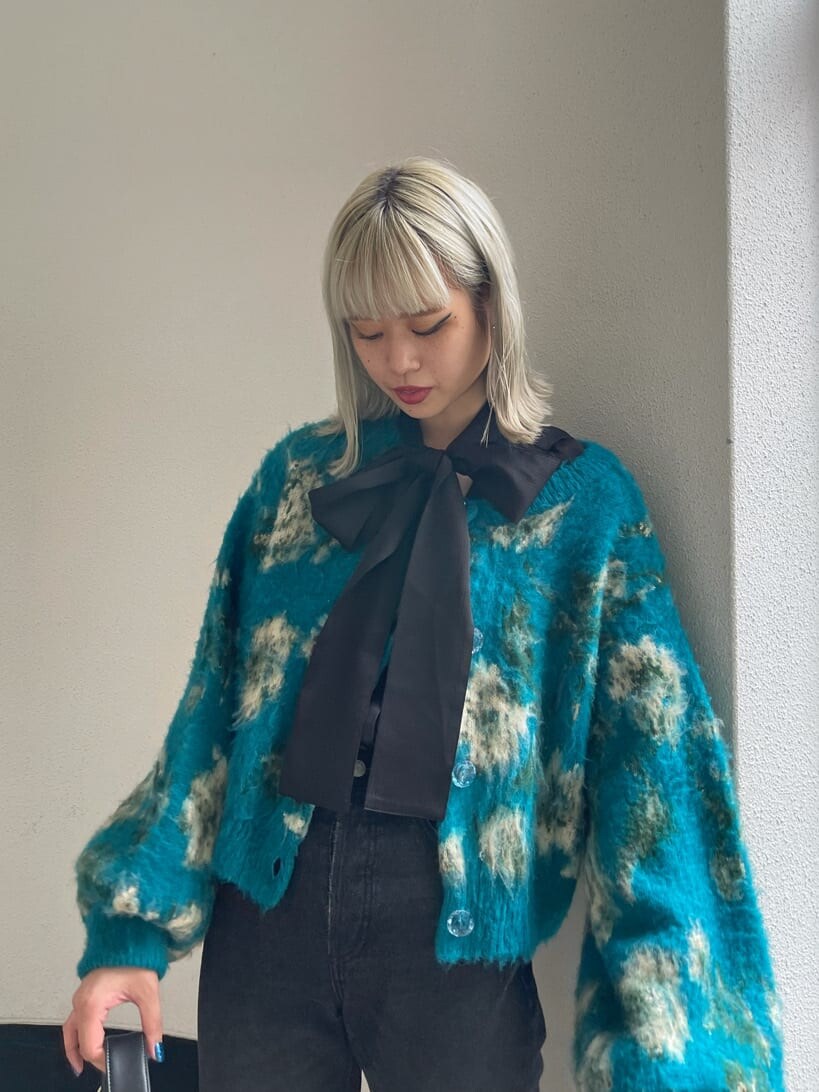 ブラック系のデニムパンツ、ブルー系のカーディガン/ボレロ、ブラック系のシャツ/ブラウスを着用したレディースの秋コーディネートの7枚目の写真