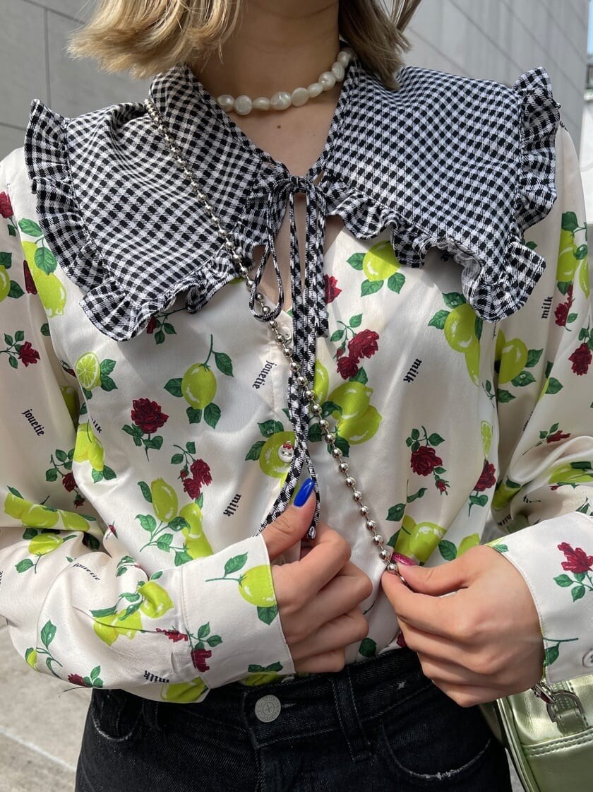 ブラック系のデニムパンツ、ホワイト系のシャツ/ブラウス、グリーン系のショルダーバッグを着用したレディースの春コーディネートの6枚目の写真