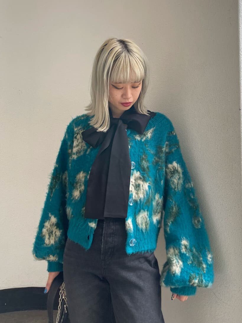 ブラック系のデニムパンツ、ブルー系のカーディガン/ボレロ、ブラック系のシャツ/ブラウスを着用したレディースの秋コーディネートの6枚目の写真