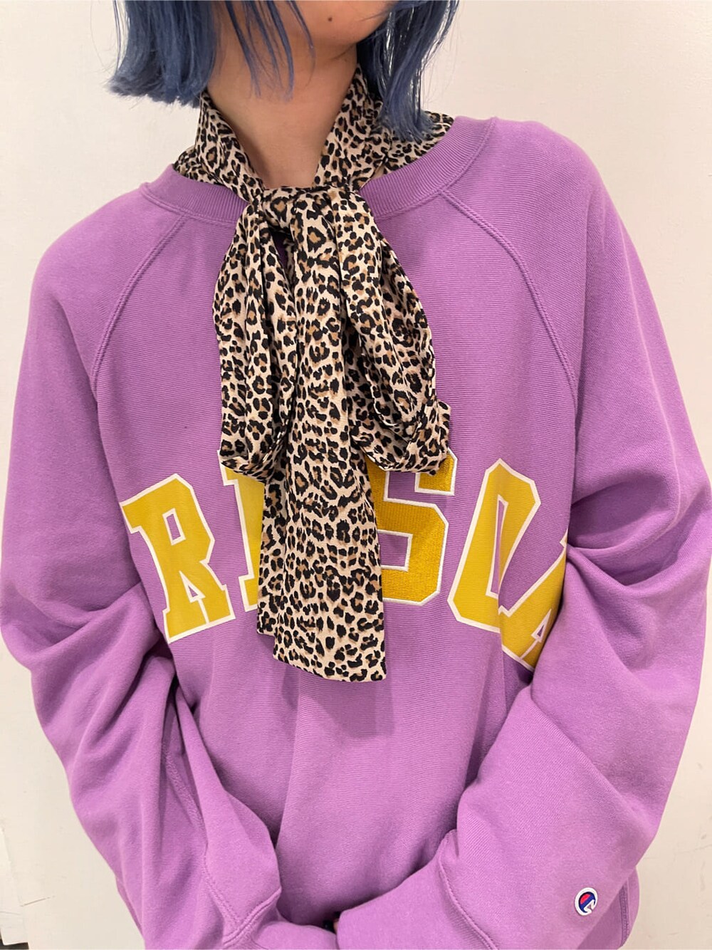 ブラック系のデニムスカート、その他のシャツ/ブラウス、パープル系のスウェットを着用したレディースの秋コーディネートの8枚目の写真