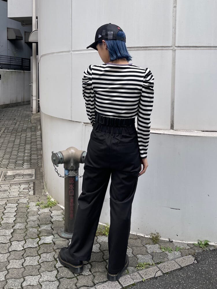 ブラック系のブーツ、ブラック系のその他パンツ、ホワイト系のTシャツ/カットソーを着用したレディースの秋コーディネートの3枚目の写真