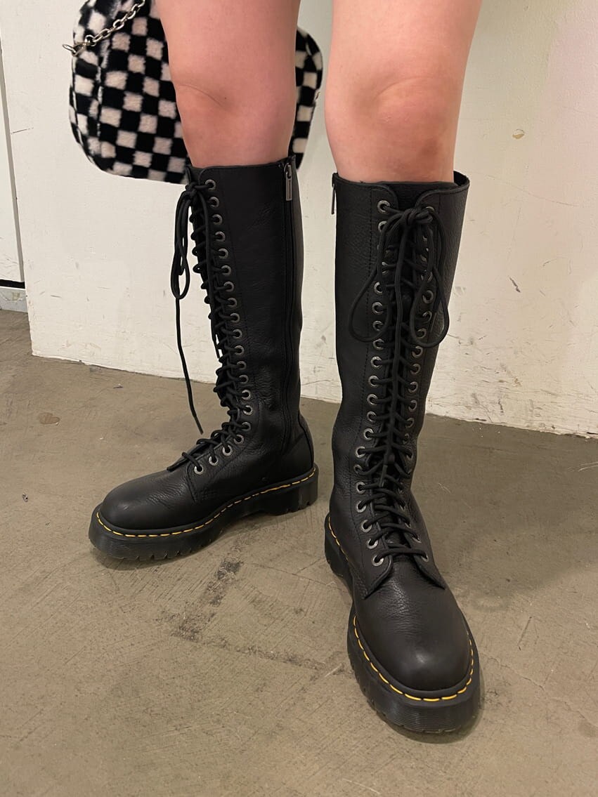 ブラック系のブーツ、ブラック系のボストンバッグ、ブラック系のライダースジャケットを着用したレディースの夏コーディネートの8枚目の写真