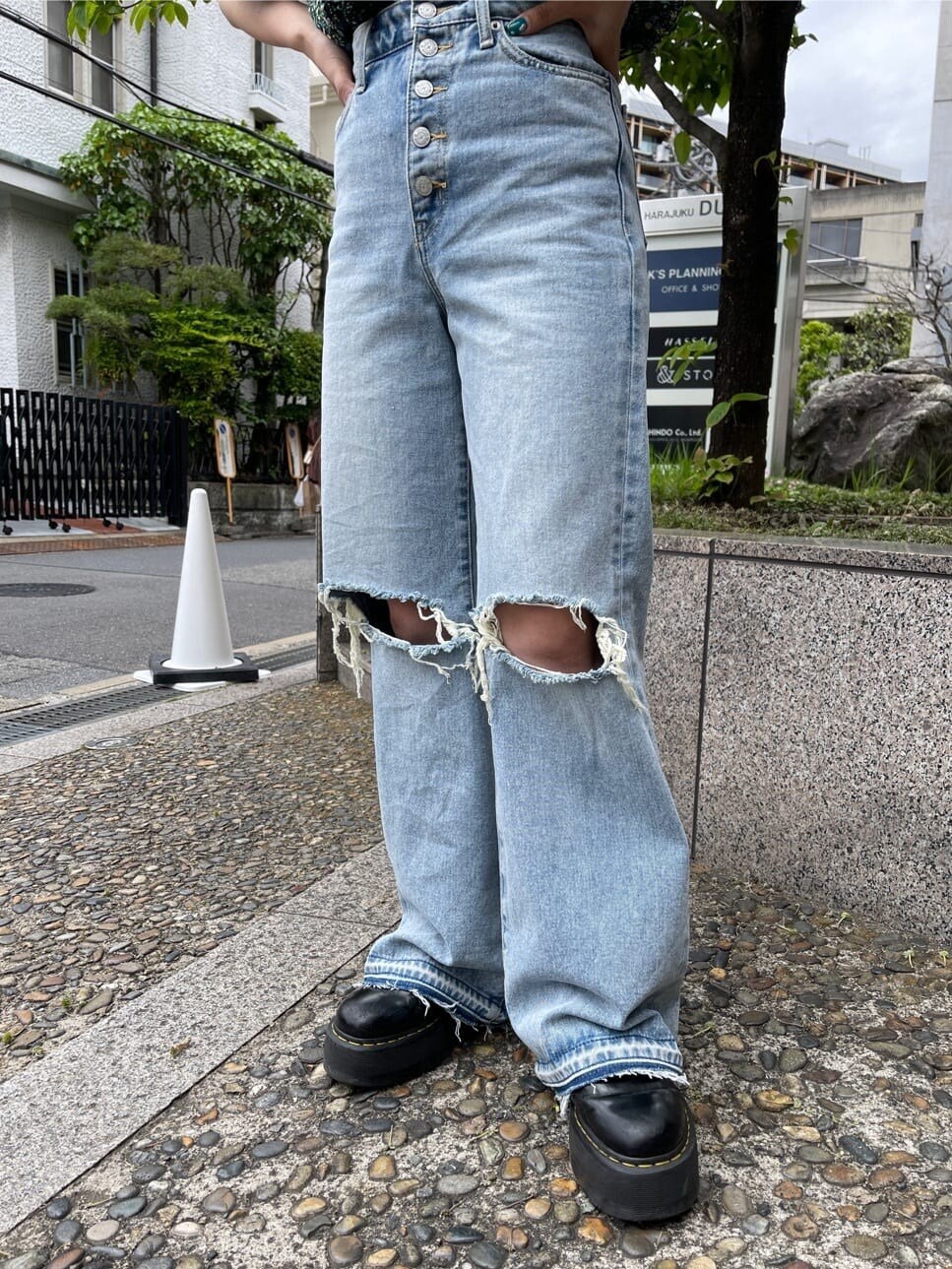 ブルー系のデニムパンツ、ブラック系のその他シューズ、その他のシャツ/ブラウスを着用したレディースの春コーディネートの9枚目の写真