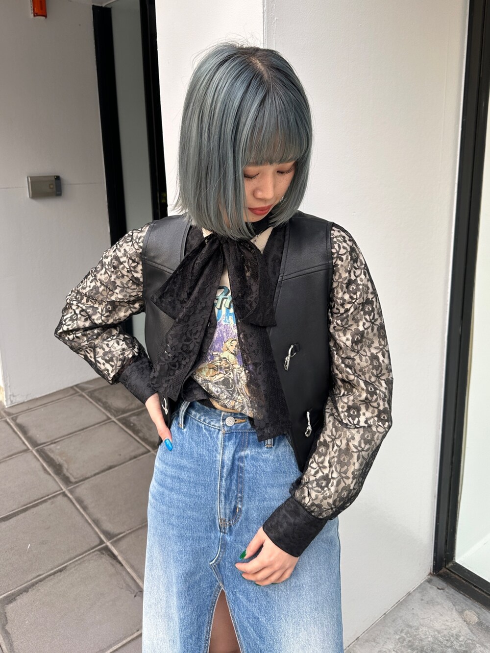 ブルー系のスカート、ブラック系のベスト、ブラック系のシャツ/ブラウスを着用したレディースの冬コーディネートの6枚目の写真