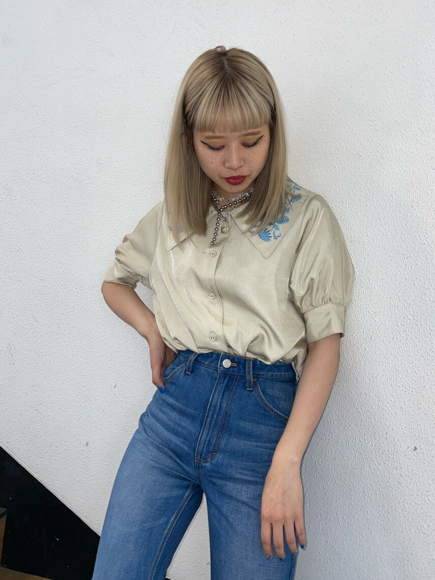 ホワイト系のシャツ/ブラウス、ブルー系のデニムパンツを着用したレディースの春コーディネートの3枚目の写真