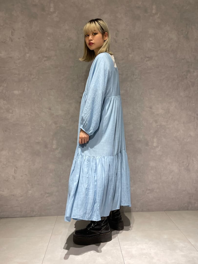 ブラック系のブーツ、ブルー系のワンピースを着用したレディースの夏コーディネートの2枚目の写真