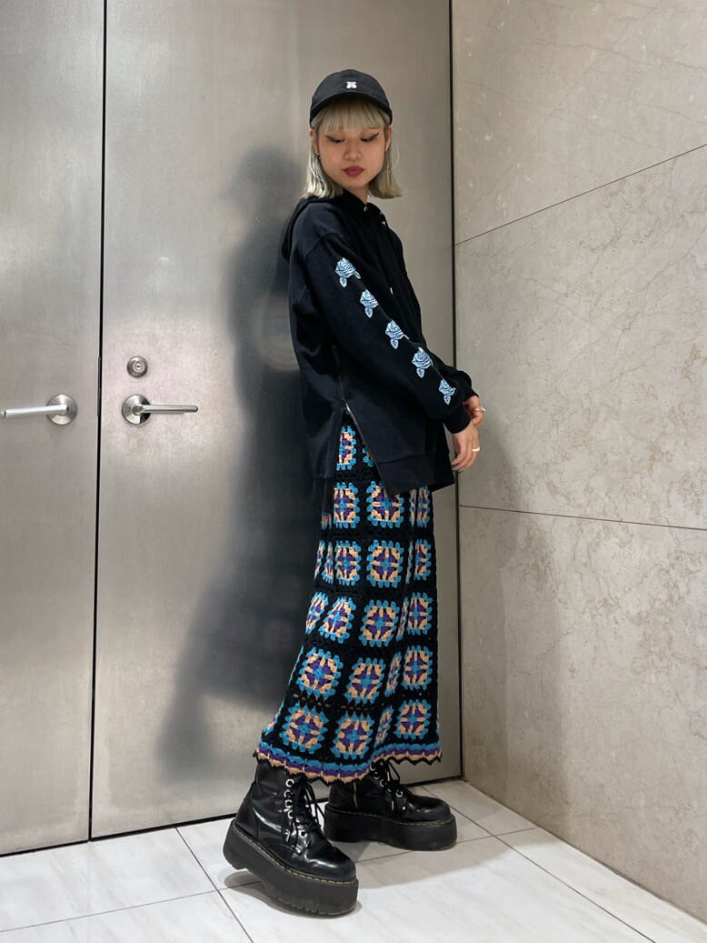 ブラック系のスカート、ブラック系のパーカーを着用したレディースの夏コーディネートの2枚目の写真