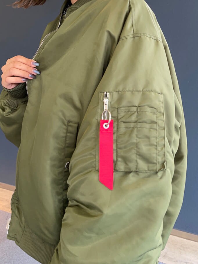 ベージュ系のMA-1、ブルー系のカーディガン/ボレロ、シルバー系のネックレスを着用したレディースの秋コーディネートの6枚目の写真