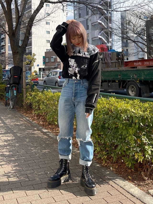 ブルー系のデニムパンツ、ブルー系のシャツ/ブラウス、ブラック系のTシャツ/カットソーを着用したレディースの冬コーディネートの4枚目の写真