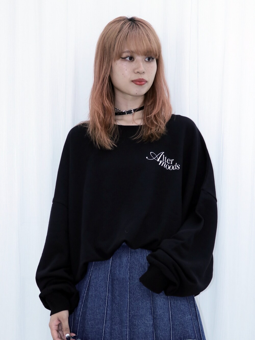 ブラック系のスウェット、ブルー系のその他パンツ、シルバー系のブーツを着用したレディースの秋コーディネートの5枚目の写真