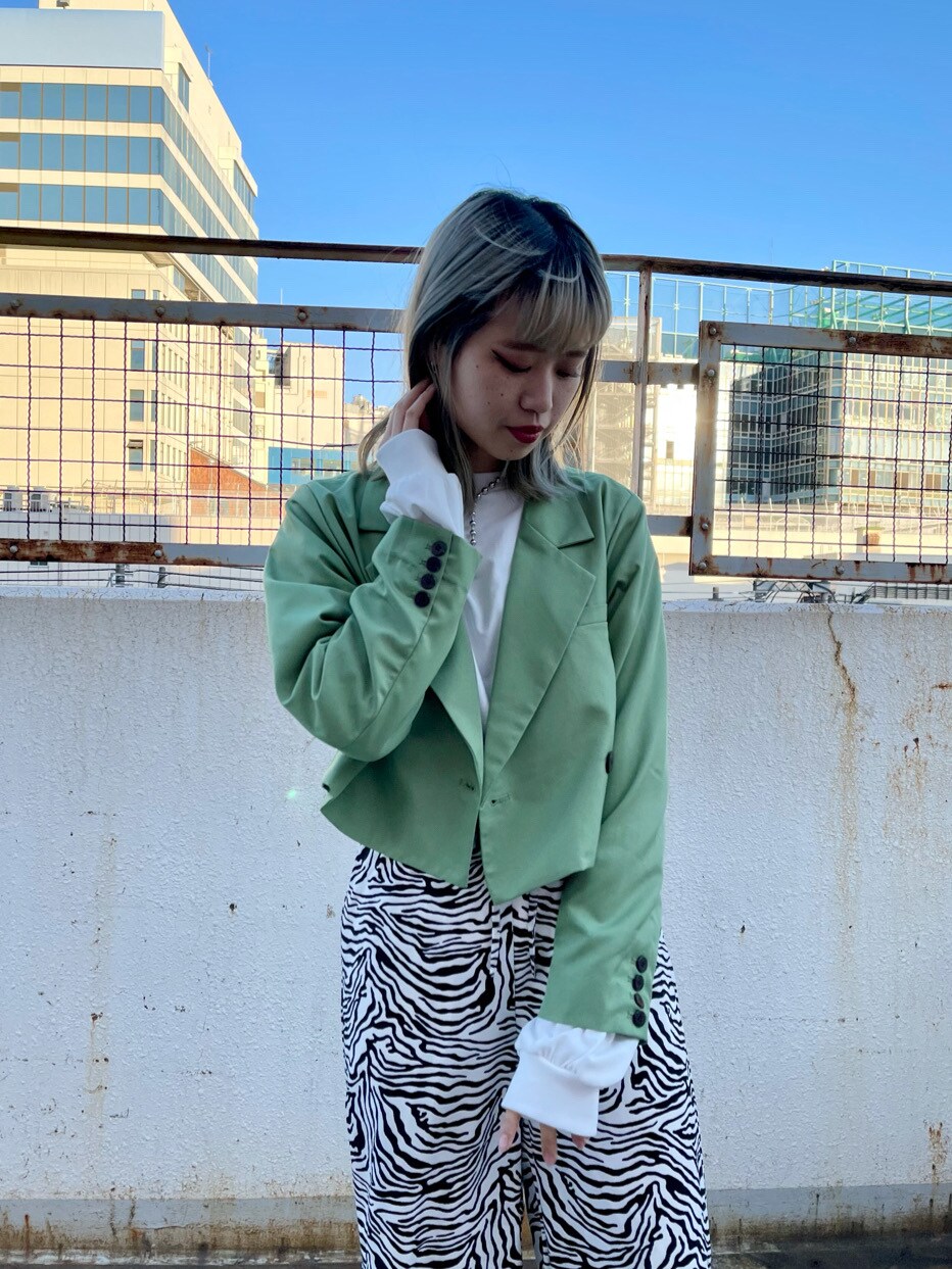 ホワイト系のTシャツ/カットソー、グリーン系のセットアップ、その他のその他パンツを着用したレディースの冬コーディネートの3枚目の写真