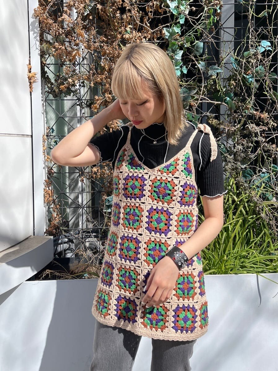 ベージュ系のニット/セーター、ブラック系のTシャツ/カットソー、ブラック系のデニムパンツを着用したレディースの春コーディネートの6枚目の写真