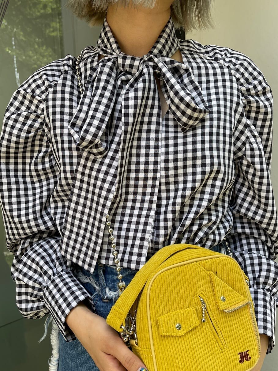 ブラック系のその他シューズ、その他のシャツ/ブラウス、ブルー系のデニムパンツを着用したレディースの夏コーディネートの6枚目の写真