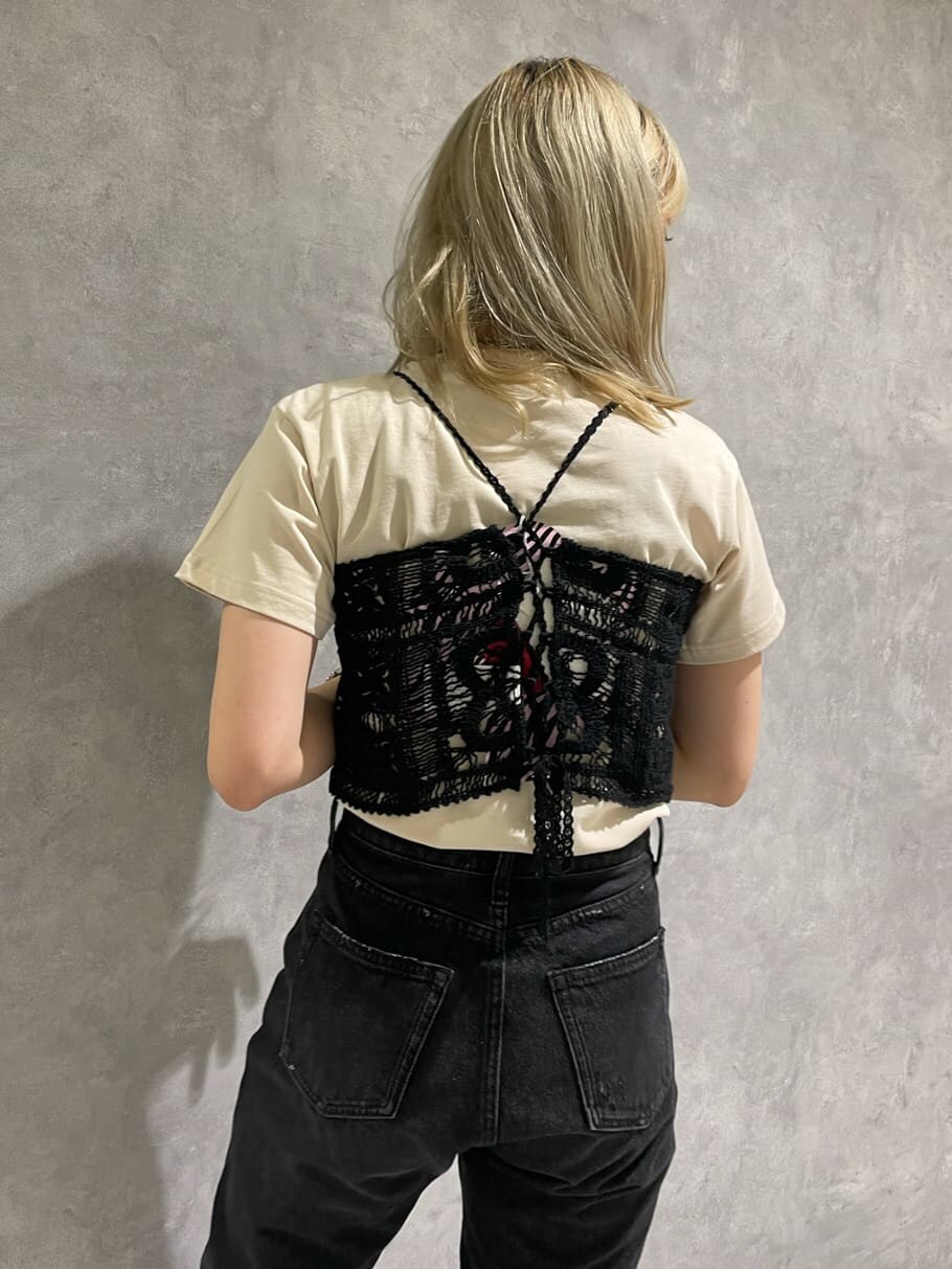 ブラック系のキャミソール、ブラック系のデニムパンツ、ホワイト系のTシャツ/カットソーを着用したレディースの夏コーディネートの4枚目の写真