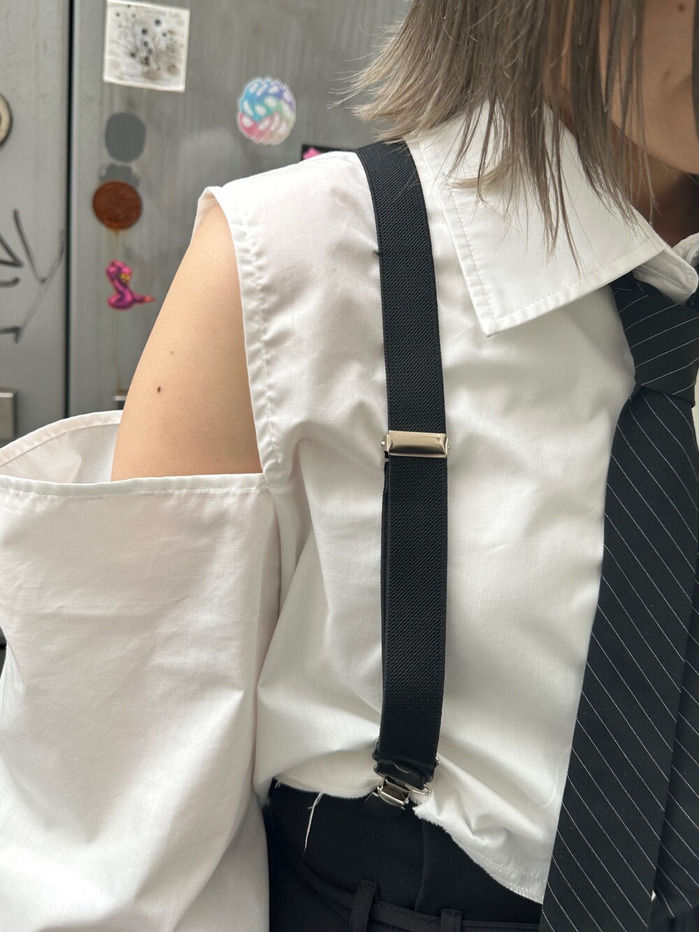 ホワイト系のシャツ/ブラウス、ブラック系のその他パンツ、ブラック系のブーツを着用したレディースの夏コーディネートの7枚目の写真