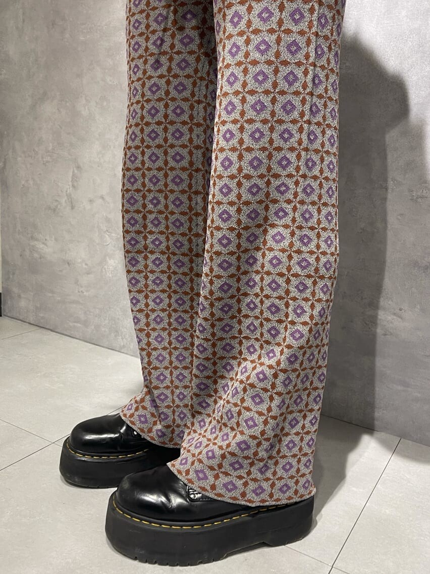 ホワイト系のワンピース、グレー系のその他パンツを着用したレディースの夏コーディネートの6枚目の写真