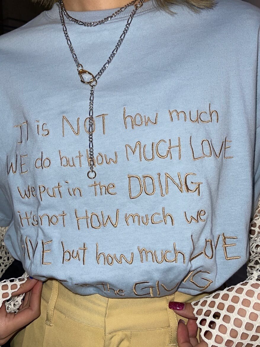 イエロー系のスラックス、ホワイト系のブーツ、ホワイト系のTシャツ/カットソーを着用したレディースの春コーディネートの5枚目の写真