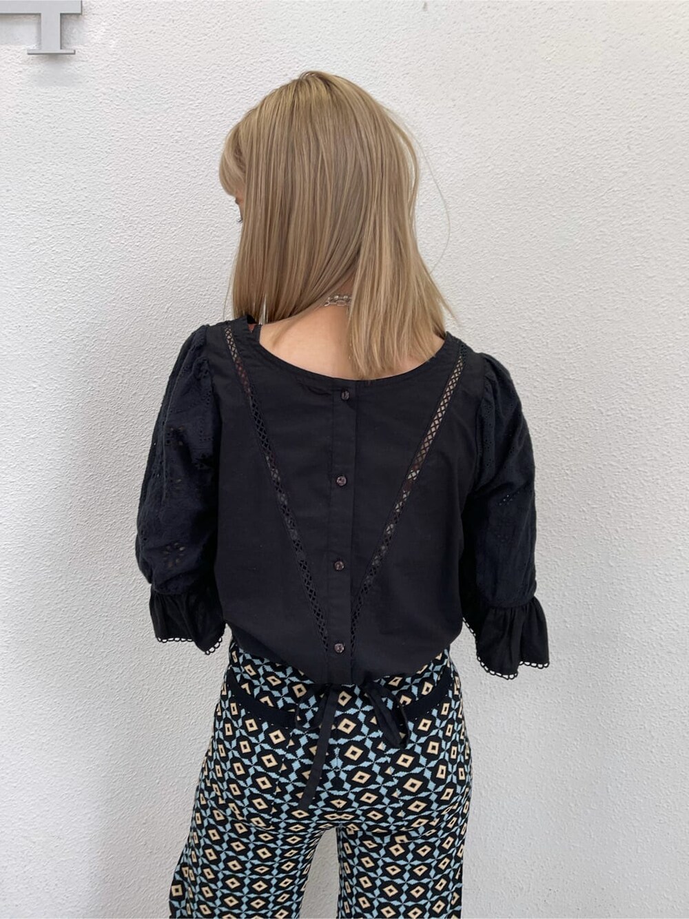 ブラック系のシャツ/ブラウス、ブラック系のその他パンツを着用したレディースの夏コーディネートの4枚目の写真