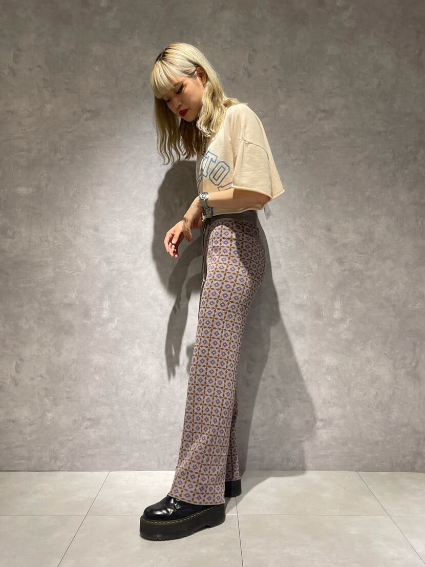 ホワイト系のワンピース、グレー系のその他パンツを着用したレディースの夏コーディネートの3枚目の写真