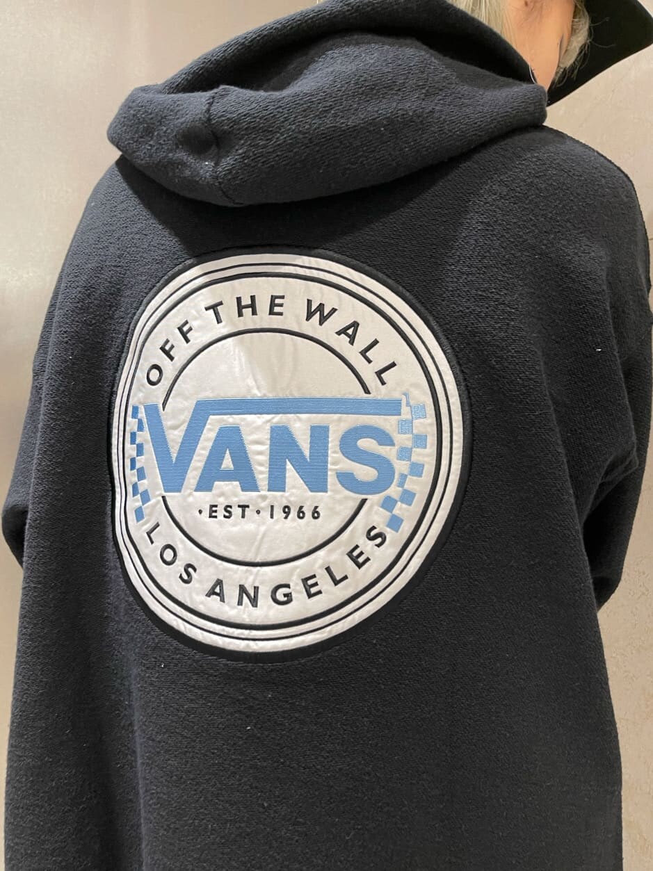 ブラック系のスカート、ブラック系のパーカーを着用したレディースの夏コーディネートの9枚目の写真