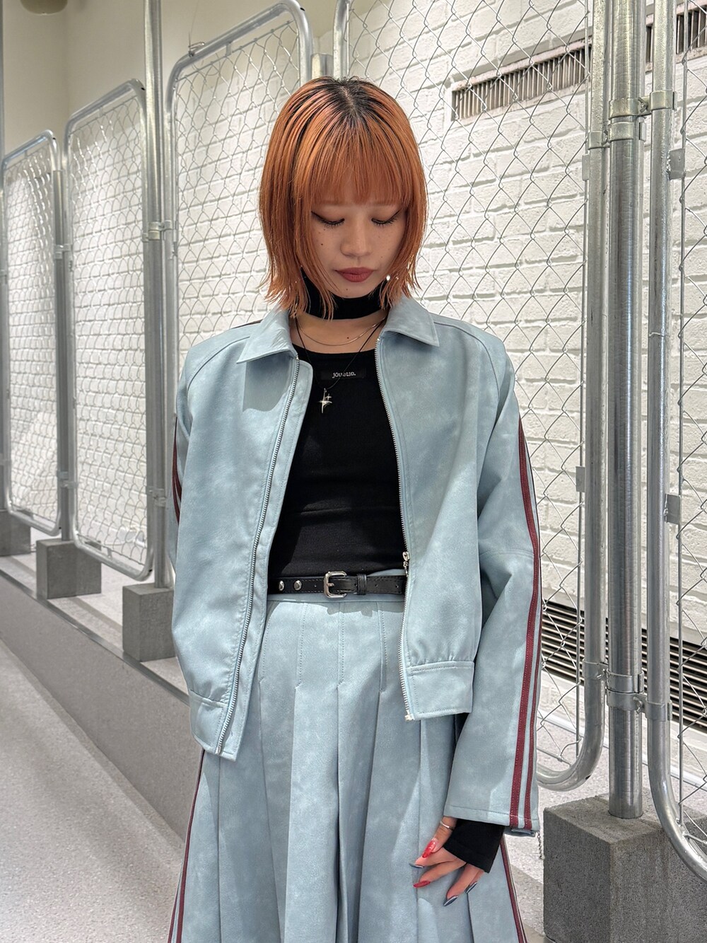 ブルー系のブルゾン、ブルー系のスカート、ブラック系のニット/セーターを着用したレディースの冬コーディネートの6枚目の写真