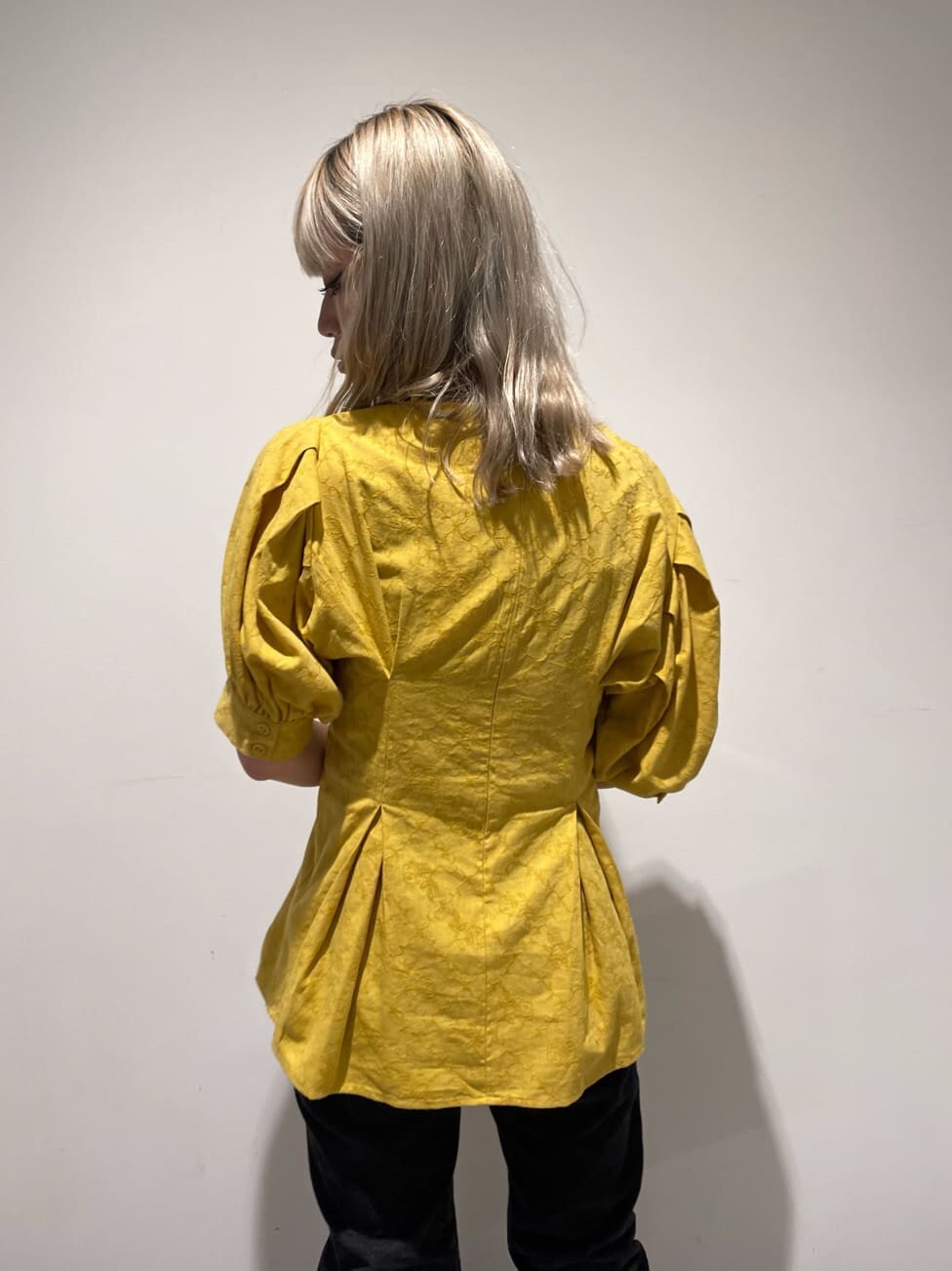 イエロー系のシャツ/ブラウス、ブラック系のデニムパンツを着用したレディースの夏コーディネートの4枚目の写真